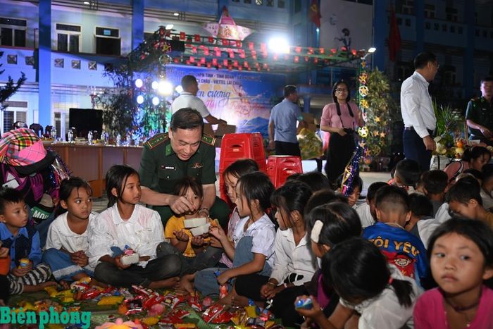Đại tá Nguyễn Văn Hưng trao quà Trung thu cho các cháu thiếu nhi. Ảnh: Đức Duẩn