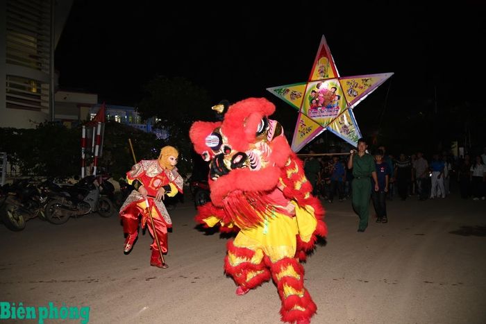 Tiết mục múa lân và rước đèn ông sao tại chương trình. Ảnh: Đức Duẩn