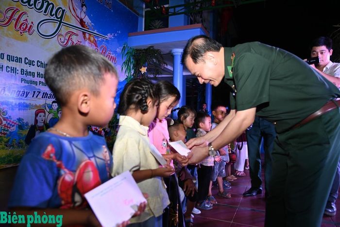 Đại tá Nguyễn Văn Hưng, Chính uỷ Bộ đội Biên phòng tỉnh Lai Châu trao quà cho các em học sinh trong Chương trình “Nâng bước em tới trường - Con nuôi đồn Biên phòng” và Dự án “Cán bộ, chiến sĩ Quân đội nâng bước em tới trường”. Ảnh: Đức Duẩn