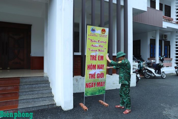 Cán bộ Bộ đội Biên phòng tỉnh Thanh Hóa lắp đặt, chỉnh trang hệ thống biển bảng truyên truyền, cổ động cho chương trình. Ảnh: Tuấn Kiệt