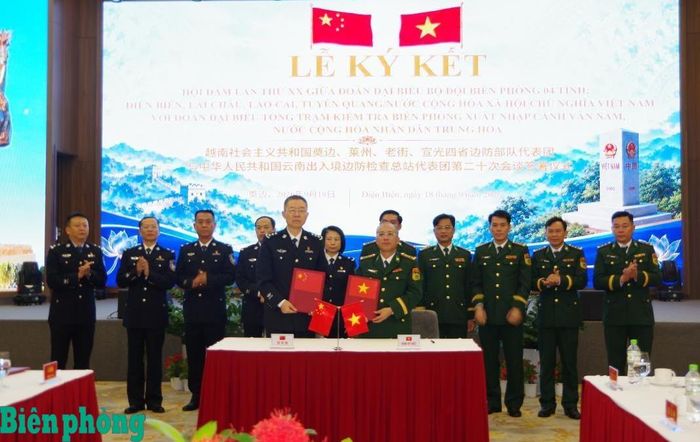 Hai bên trao Biên bản ghi nhớ hội đàm. Ảnh: Anh Dũng