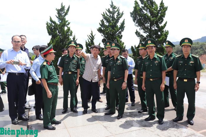 Đoàn công tác khảo sát thực tế tại khu vực cửa khẩu quốc tế La Lay. Ảnh: Viết Lam