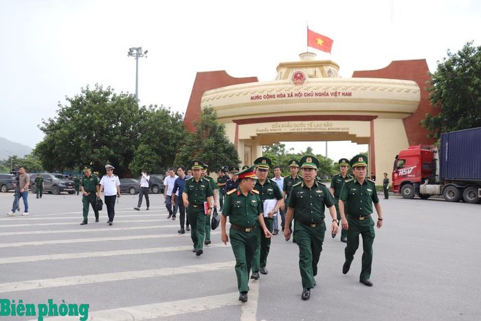 Đoàn công tác khảo sát thực tế tại khu vực cửa khẩu quốc tế Lao Bảo. Ảnh: Viết Lam