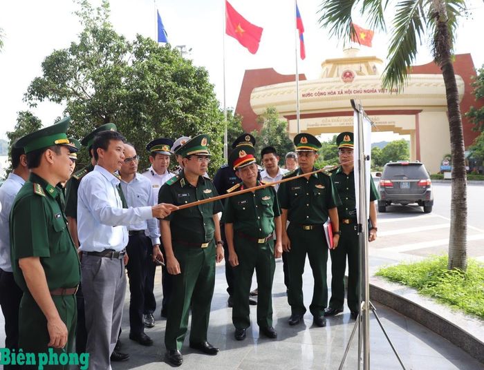 Đoàn công tác nghe báo cáo quy hoạch khu vực cửa khẩu quốc tế Lao Bảo. Ảnh: Viết Lam