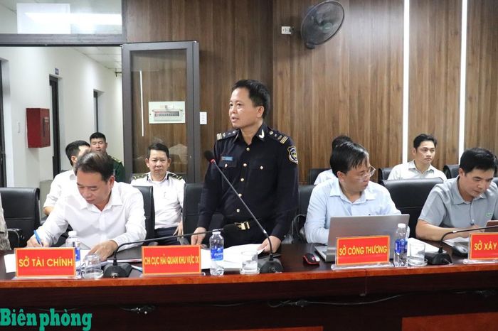 Đại diện Cục Hải quan khu vực IX phát biểu ý kiến. Ảnh: Viết Lam