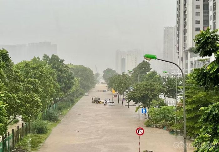 Đường gom Đại lộ Thăng Long ngập sâu, nhiều phương tiện chết máy.