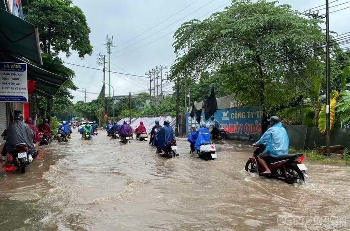 Phương tiện di chuyển khó khăn qua vị trí ngập úng.