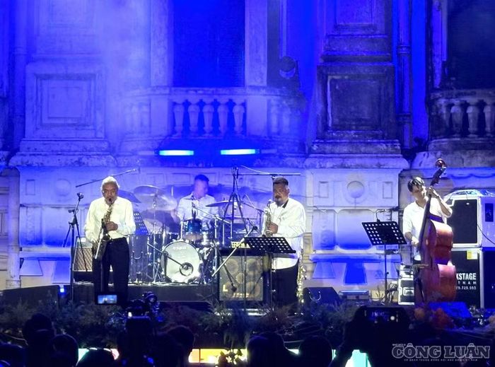NSƯT Quyền Văn Minh (bìa trái) cùng các nghệ sĩ Jazz biểu diễn tại sự kiện