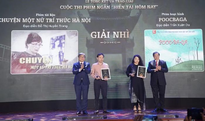 Trao giải nhì cho các tác giả được giải. Ảnh: BTC