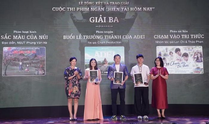 Trao giải ba cho các tác giả. Ảnh: BTC