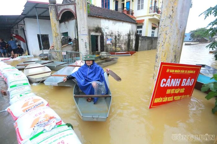 Nước lũ có thể chứa chất thải và vi sinh vật gây bệnh; thực phẩm ngâm nước bẩn cũng dễ nhiễm khuẩn. Tiêu chảy cấp, lỵ, thương hàn, tả và viêm gan A có thể gia tăng sau ngập. Ảnh: Quang Hùng