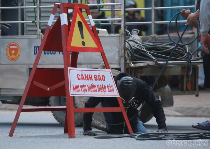 Sau đó, lực lượng này trực tiếp chui xuống hệ thống cống thoát nước để tìm kiếm nạn nhân.