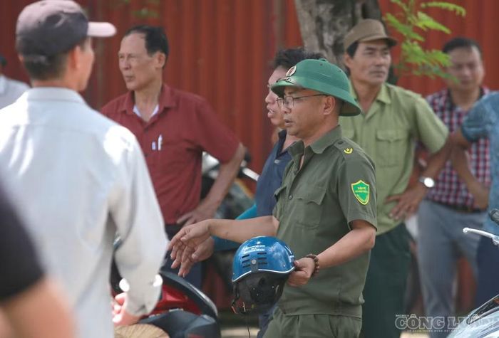 Đến khoảng 11h15, các thợ lặn đã phát hiện một chiếc mũ bảo hiểm trong cống thoát nước, cách vị trí xảy ra sự việc hơn 100m.