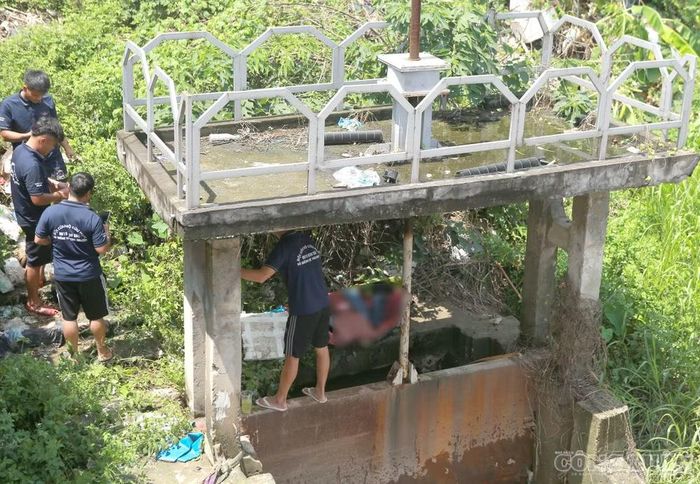 Khoảng 15 phút sau, đến 11h30, lực lượng tìm kiếm tiếp tục phát hiện thi thể nam sinh tại khu vực miệng cống đổ ra sông Nhuệ, dưới chân cầu phố Viên.