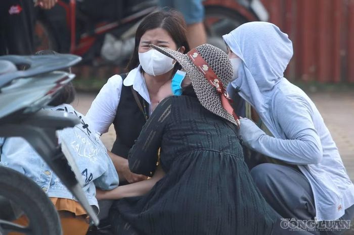 Chiếc mũ sau đó được gia đình xác định là của nam sinh viên mất tích. Nhận được thông tin, mẹ của nạn nhân không kìm được cảm xúc, khóc và ngã xuống bên đường.