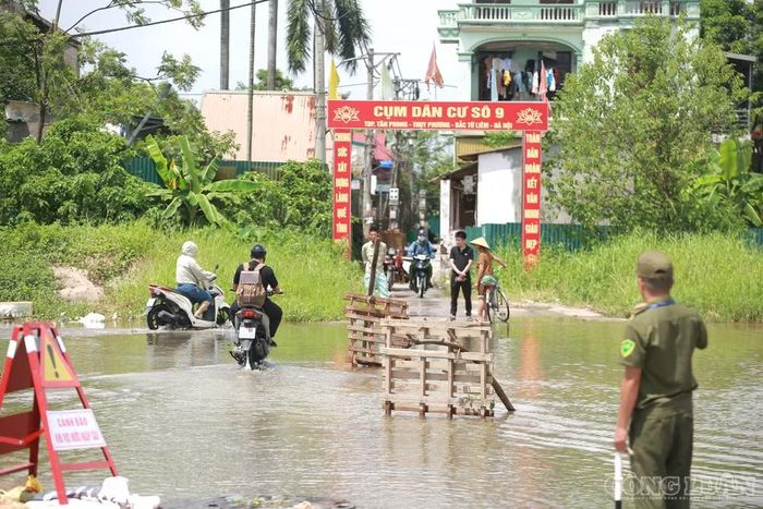 Biển cảnh báo được đặt tại khu vực xảy ra vụ việc, cùng với lực lượng dân quân túc trực, nhắc nhở người dân.