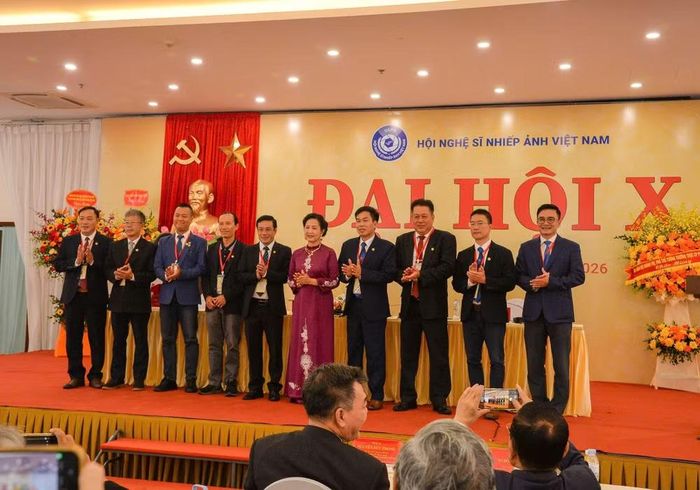 Các thành viên Ban Chấp hành Hội NSNA Việt Nam khóa X ra mắt đại hội. Ảnh: BTC