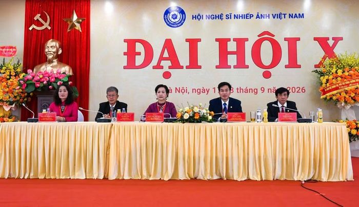NSNA Trần Thị Thu Đông (thứ 3 từ trái qua) cùng các thành viên chủ toạ điều hành đại hội. Ảnh: BTC
