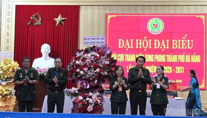 Chủ tịch Trung ương Hội Cựu TNXP Việt Nam Thân Đức Nam tặng hoa chúc mừng Đại hội. Ảnh: Thanh Hải