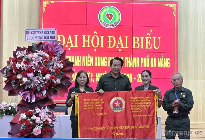 Chủ tịch Trung ương Hội Cựu TNXP Việt Nam Thân Đức Nam tặng bức trướng nhân dịp Đại hội đại biểu Hội Cựu TNXP thành phố Đà Nẵng lần thứ I. Ảnh: Thanh Hải