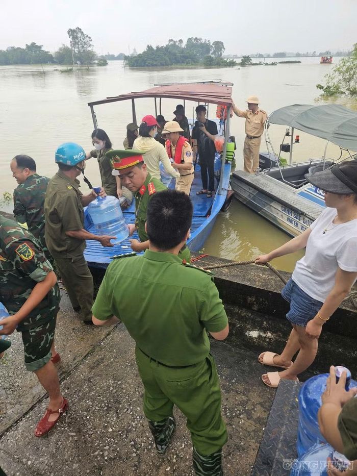 Chính quyền địa phương phối hợp với các cơ quan chức năng và người dân tiếp nước đến người dân thôn Kênh Gà.