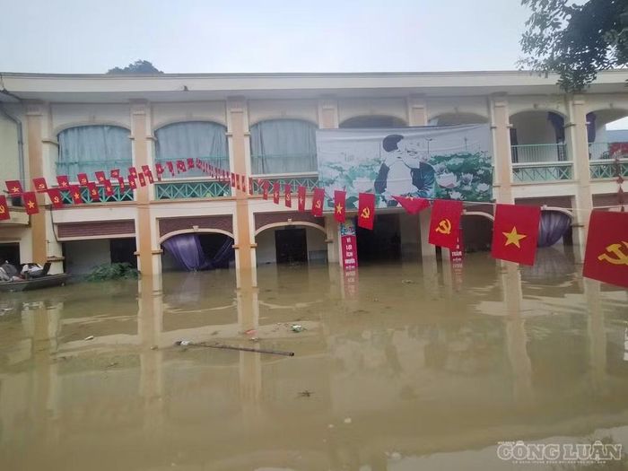 Trường Tiểu học phân hiệu 2 Gia Viễn mênh mông biển nước. Nhà trường đã phối hợp với thôn di chuyển đồ đạc lên vị trí cao để bảo đảm an toàn.