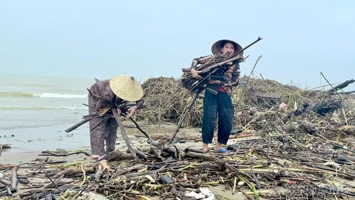 Người dân chung tay dọn dẹp bãi biển