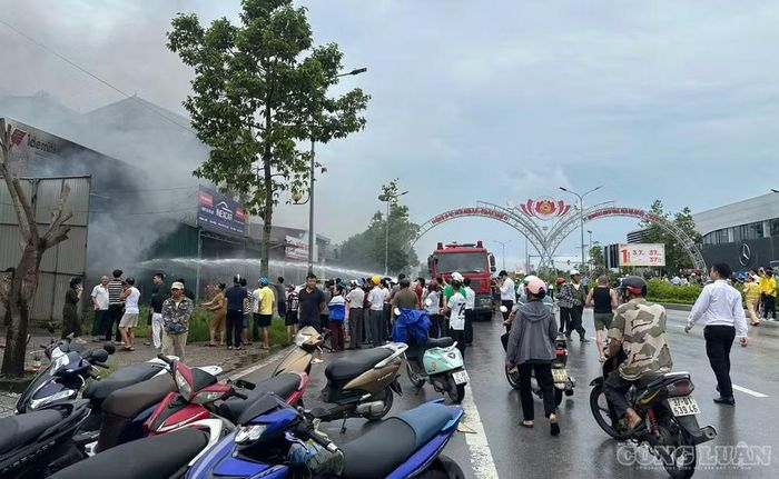 Lực lượng chức năng triển khai công tác dập cháy. Ảnh: Kim Long