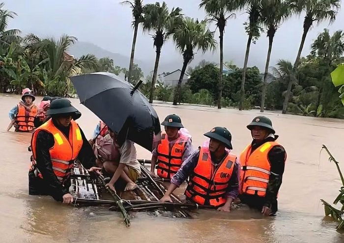 Quân đội hỗ trợ di dời người và tài sản của Nhân dân đến nơi an toàn (ảnh: BĐBP Thanh Hóa).