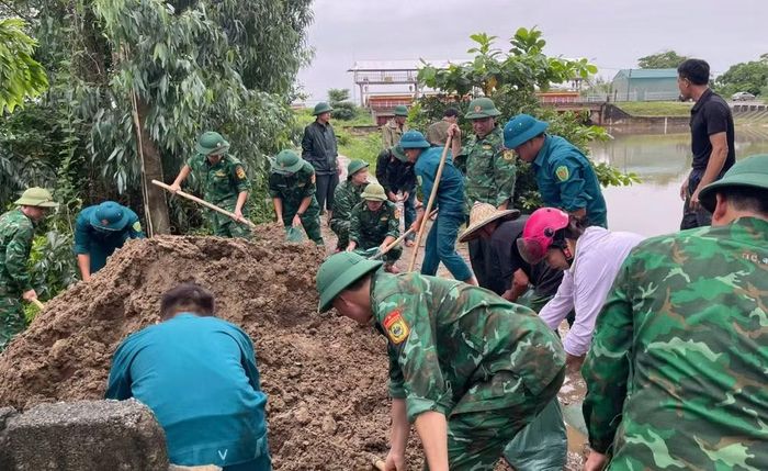 Những người lính "quân hàm xanh" hiện diện giữa khu vực bị ảnh hưởng bởi mưa lớn, cùng chính quyền và nhân dân địa phương chủ động ứng phó, hạn chế thiệt hại (ảnh: BĐBP Thanh Hóa).