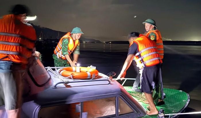 Đồn Biên phòng Hoằng Trường (Bộ đội Biên phòng tỉnh Thanh Hóa) phối hợp với ngư dân tổ chức tiếp cận, hỗ trợ đưa các bè mảng bị trôi dạt vào khu vực an toàn (ảnh: BĐBP Thanh Hóa).