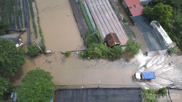 Có nơi dâng cao khiến việc đi lại gặp nhiều khó khăn.