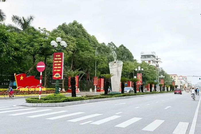 Hệ thống cờ và pano tuyên truyền được triển khai đồng bộ trên các tuyến phố. Ảnh: Thanh Thắng