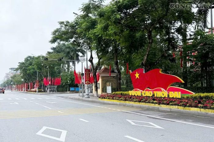 Cụm biểu tượng “Vươn cao thời đại” được bố trí trên tuyến phố trung tâm. Ảnh: Thanh Thắng
