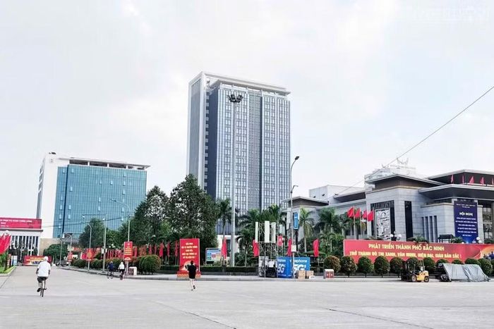 Các tuyến phố được phủ sắc đỏ của cờ và pano tuyên truyền. Ảnh: Thanh Thắng