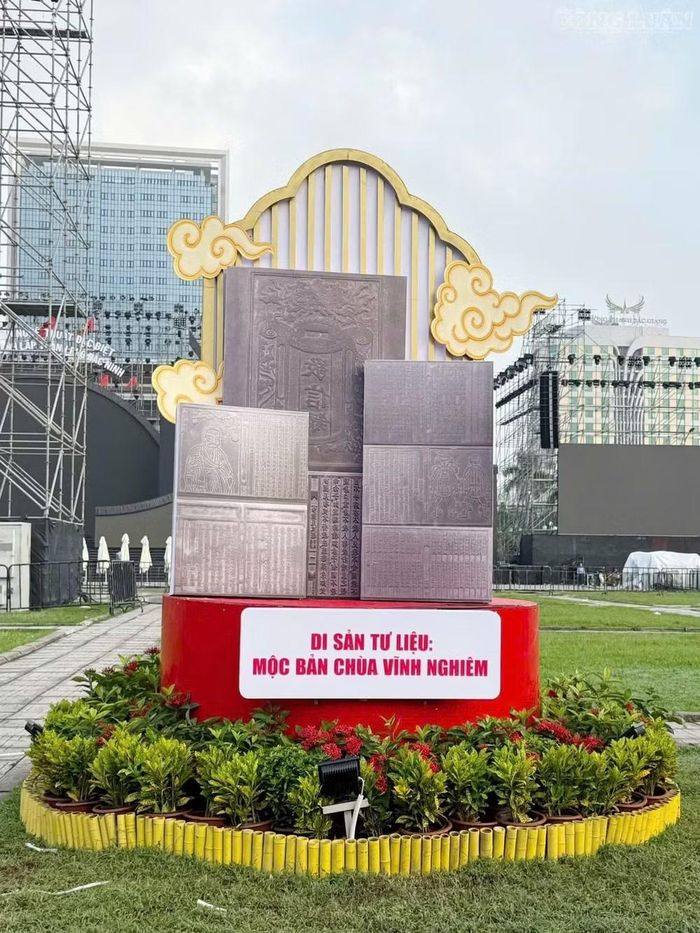 Cụm trang trí giới thiệu Mộc bản chùa Vĩnh Nghiêm. Ảnh: Thanh Thắng