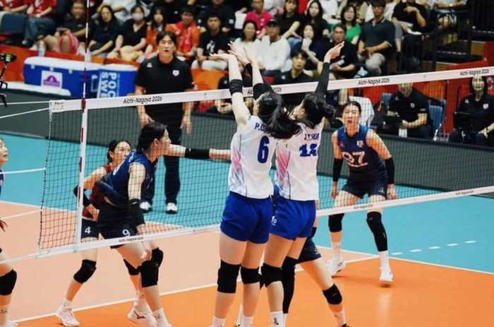 Hàng chắn của tuyển bóng chuyền nữ Việt Nam đã tìm cơ hội khắc chế đối thủ Hàn Quốc nhưng chưa thành công. Ảnh: VFV
