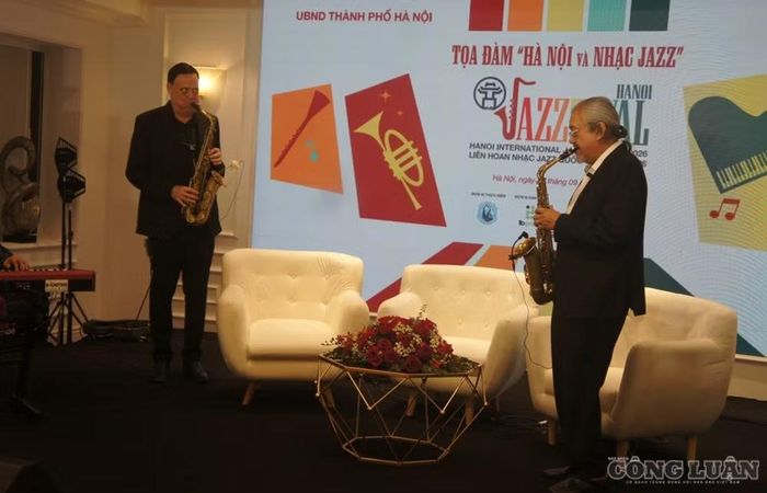  NSƯT Quyền Văn Minh và nghệ sĩ David Carlos Valdez trình diễn bản nhạc jazz “Trống cơm” tại tọa đàm 