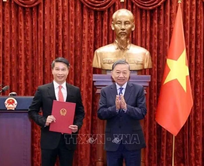 Tổng Bí thư, Chủ tịch nước Tô Lâm trao Quyết định bổ nhiệm Đại sứ đặc mệnh toàn quyền Việt Nam tại Cộng hòa Dân chủ Timor – Leste cho ông Phạm Bình Đàm, Vụ trưởng Ban Thư ký Quốc gia APEC 2027, Bộ Ngoại giao. Ảnh: Thống Nhất/TTXVN