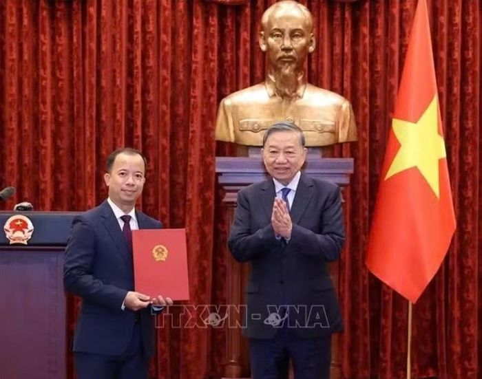 Tổng Bí thư, Chủ tịch nước Tô Lâm trao Quyết định bổ nhiệm Đại sứ đặc mệnh toàn quyền Việt Nam tại Cộng hòa Angola kiêm nhiệm Cộng hòa Congo, Cộng hòa Zambia, Cộng hòa Dân chủ Congo, Cộng hòa Guinea Xích đạo, Cộng hòa Dân chủ Sao Tome và Principe, Cộng hòa Cabo Verde cho ông Nguyễn Văn Hiệu, Phó Vụ trưởng, Vụ Trung Đông - Châu Phi, Bộ Ngoại giao. Ảnh: Thống Nhất/TTXVN