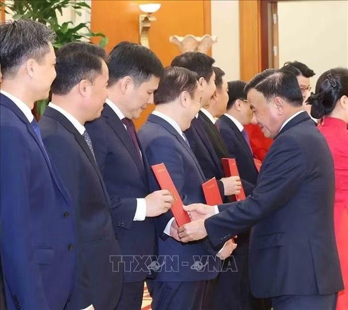 Thường trực Ban Bí thư Trần Cẩm Tú trao Quyết định của Bộ Chính trị, Ban Bí thư về công tác cán bộ. Ảnh: Phương Hoa/TTXVN