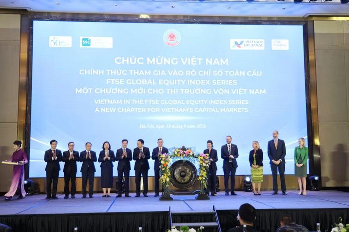 Bộ trưởng Bộ Tài chính Ngô Văn Tuấn đánh cồng đánh dấu Việt Nam chính thức tham gia vào chỉ số thị trường mới nổi. Ảnh: VV