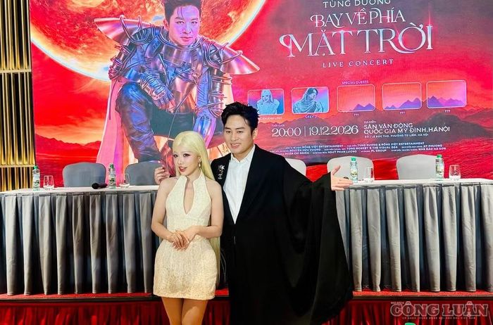 Ca sĩ Tùng Dương (bên phải) và Phùng Khánh Linh (bên trái) tại buổi họp báo giới thiệu live concert “Bay về phía Mặt Trời”.