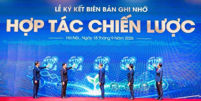 Đại diện 5 đơn vị thực hiện nghi thức Lễ ký kết Biên bản ghi nhớ hợp tác