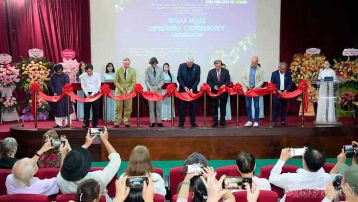 Đại biểu cắt băng khai mạc Liên hoan Phim Tài liệu châu Âu - Việt Nam lần thứ 16