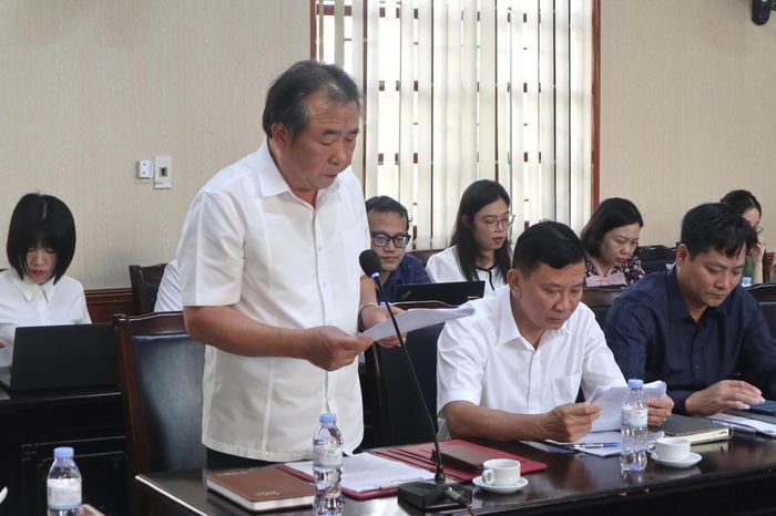 Ông Bùi Đức Thái, Giám đốc Sở Tư pháp tỉnh Ninh Bình - Phó Chủ tịch thường trực Hội đồng phối hợp phổ biến, giáo dục pháp luật tỉnh báo cáo tại Hội nghị (Ảnh: Trọng Kửu)