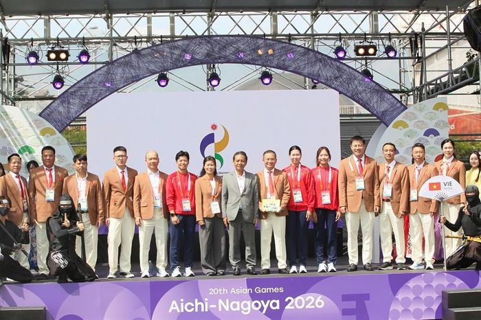 Nghi thức trang trọng đánh dấu sự hiện diện chính thức của Việt Nam tại ngày hội thể thao lớn nhất châu lục (Ảnh: Bùi Lượng)