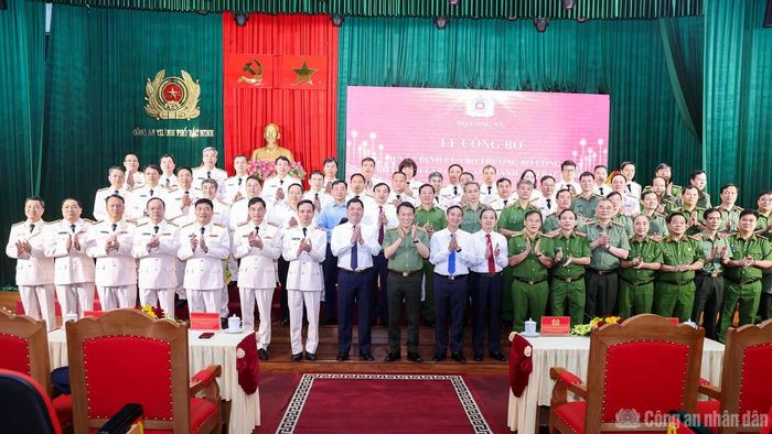 Bộ trưởng Lương Tam Quang và các đại biểu. Ảnh: Công an nhân dân.