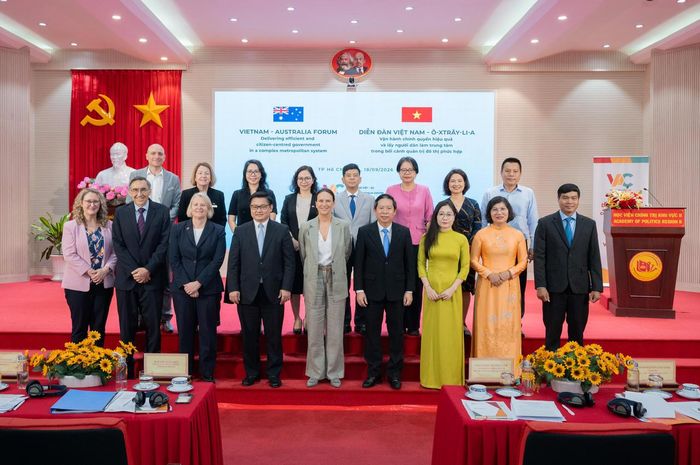 Các đại biểu chụp ảnh lưu niệm. 