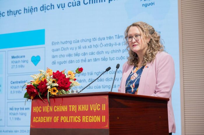 Bà Vanessa Roarty, Giám đốc Quốc gia, Cơ quan Dịch vụ Australia, chia sẻ kinh nghiệm của Australia. 